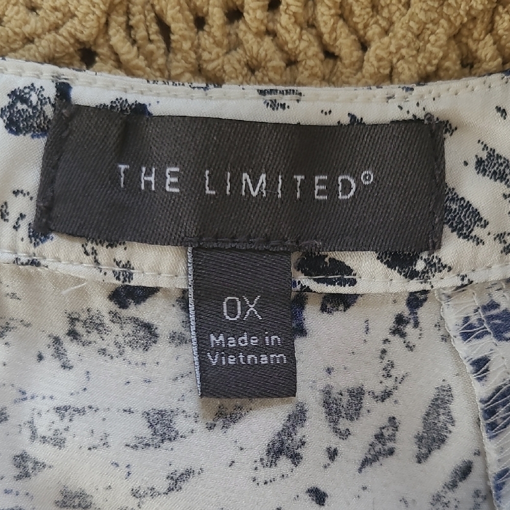 The Limited White, Blue, and Black Animal Print Short Sleeve Blouse - Size 0X - Picture 6 of 8